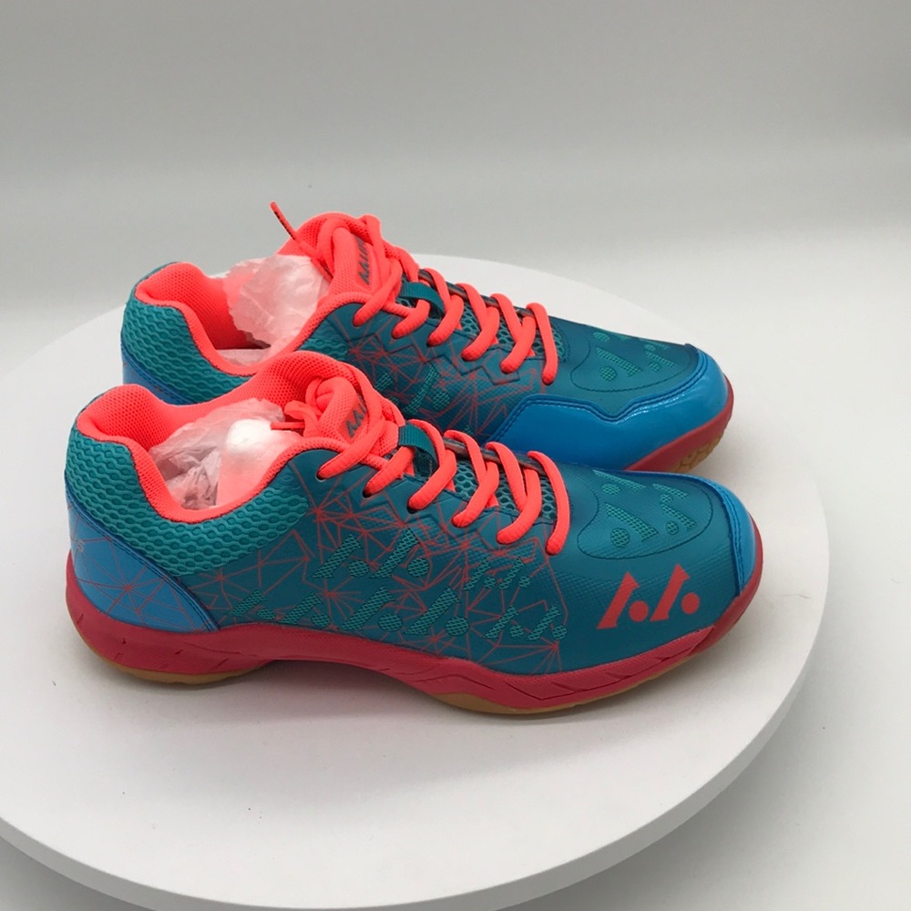 LEFUS unisex sneaker size 7 US